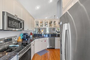 Casa, varias camas, acceso a la alberca, vista a la alberca (5612 Beach Drive) | Cocina privada | Refrigerador, microondas, horno y parrilla de estufa