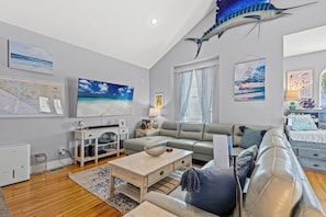 Casa, várias camas, acesso à piscina, vista para a piscina (5612 Beach Drive) | Área de estar | TV de tela plana 42 polegadas com canais digitais