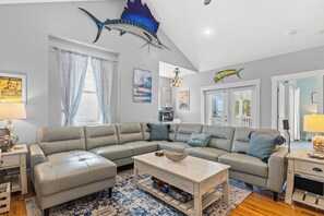 Maison, plusieurs lits, accès piscine, vue piscine (5612 Beach Drive) | Coin séjour | Télévision à écran plat de 42 pouces avec chaînes numériques