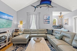 Talo, useita sänkyjä, pääsy uima-altaalle, näköala uima-altaalle (5612 Beach Drive) | Oleskelualue | 42–tuumainen taulutelevisio, jossa digitaalikanavat