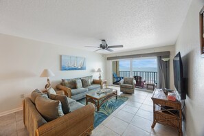 Smart TV - 3BR Beachfront Getaway LARGE Balcony – Steps to the Sand (Madeira beach)