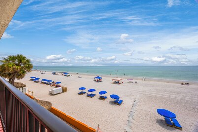 3BR Beachfront Getaway LARGE Balcony – Steps to the Sand