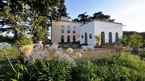 Un immeuble de deux étages avec un jardin à l’avant.