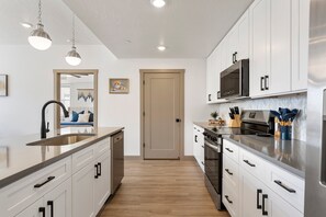 Kjøleskap, mikrobølgeovn, ovn og kokeplater