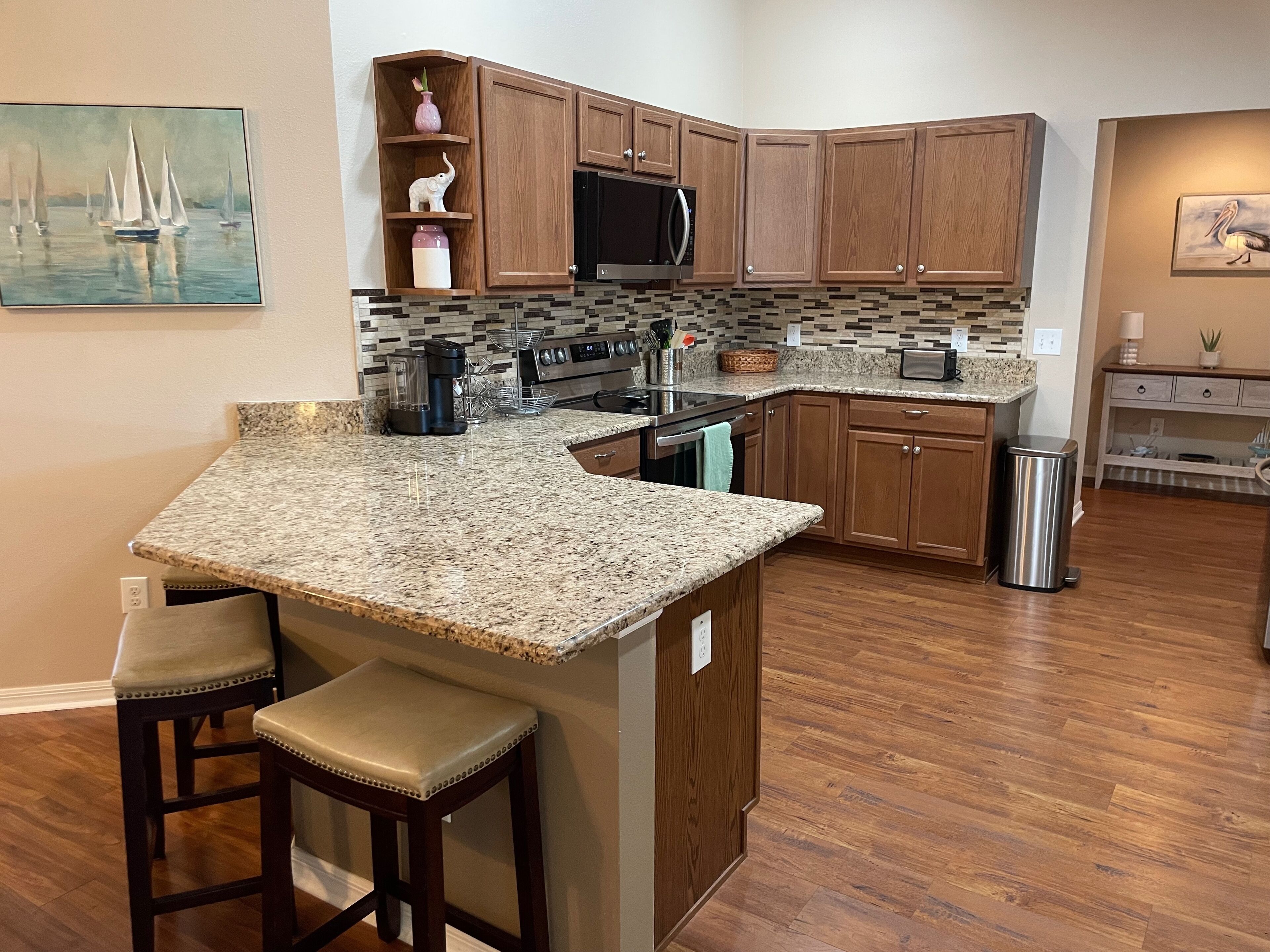 Jääkaappi, mikroaaltouuni, uuni, liesi