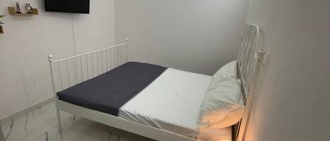 2 bedrooms, iron/ironing board, WiFi