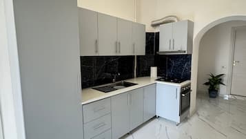 Kühlschrank, Ofen, Herdplatte, Wasserkocher mit Kaffee-/Teezubehör