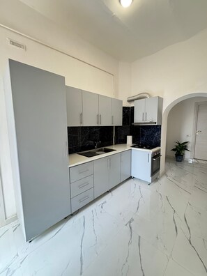 Kühlschrank, Ofen, Herdplatte, Wasserkocher mit Kaffee-/Teezubehör