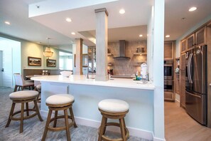 Mikrobølgeovn, kaffe-/temaskine, brødrister