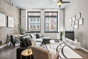 Een smart-tv en een kantoor