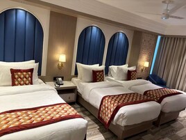 Escritorio y espacio para trabajar con laptop