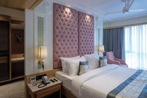 Desk, laptop workspace, iron/ironing board, free WiFi - Melior Inn  (Navi Mumbai)