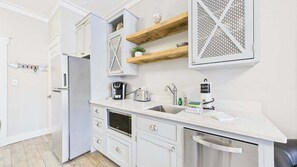 Mikrowelle, Geschirrspüler, Wasserkocher mit Kaffee-/Teezubehör, Toaster