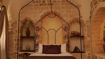 Familie tweepersoonskamer | Een minibar met enkele gratis items, een kluis op de kamer, een bureau