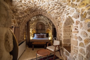 Mini-bar avec articles gratuits, coffres-forts dans les chambres, bureau