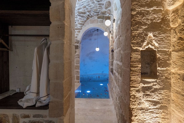 Mini-bar avec articles gratuits, coffres-forts dans les chambres, bureau