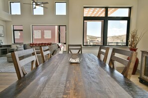 Dining - Spacious condo centrally located in Silverthorne! (Silverthorne)