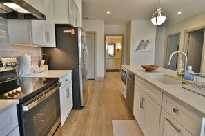 Mikrobølgeovn, kokeplater, kaffetrakter/tekoker og kjøkkenutstyr