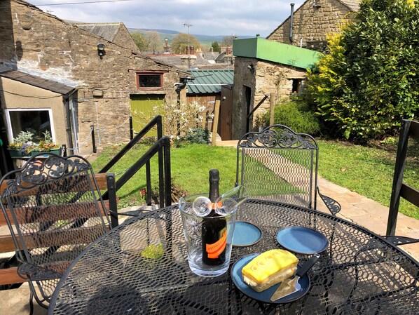 Outdoor dining - Logburner / Inglenook Fireplace. Dogs Welcome, By A Great Pub & The Pennine Way. (Hawes)
