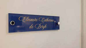 Room | In-room safe, free WiFi - Les suites de Notre Dame Luxury Cottage (Sedan)
