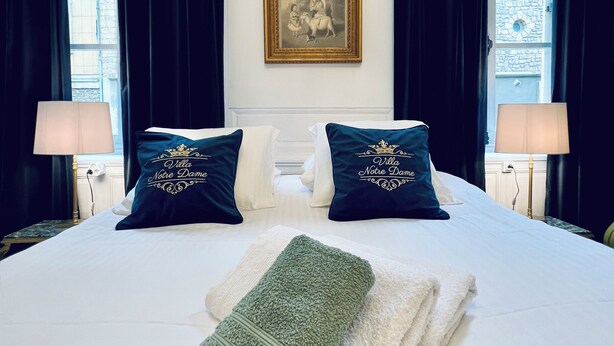 Room | In-room safe, free WiFi - Les suites de Notre Dame Luxury Cottage (Sedan)