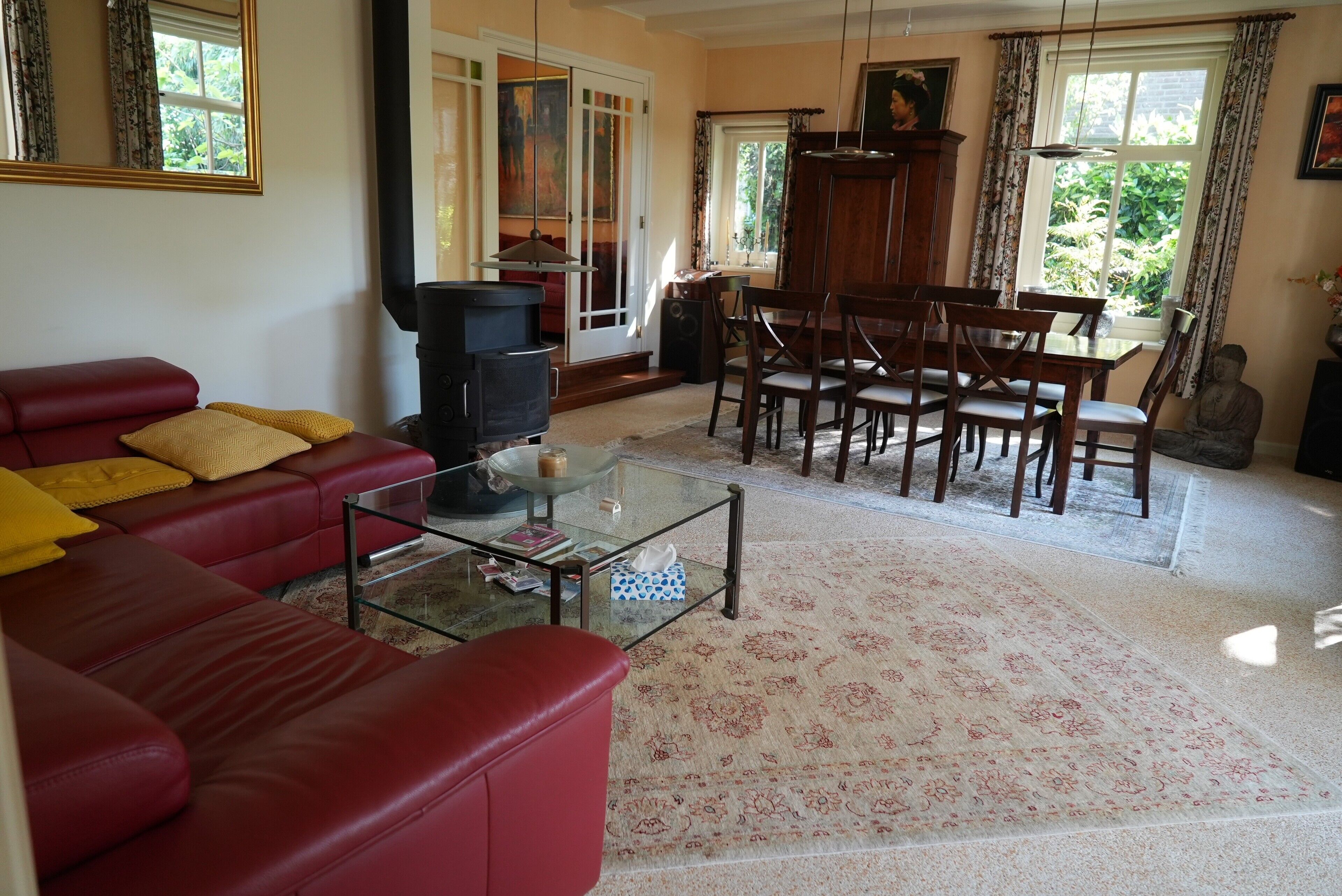 تلفزيون ذكي، مدفأة، كُتُب، مكتبة موسيقى