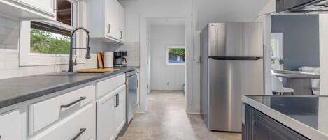 Microondas, horno, parrilla de estufa y lavavajillas