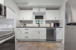 Microwave, oven, stovetop, dishwasher - CDA Beach Hot Tub+Sauna & Plunge Spa Haven (Coeur d'Alene)