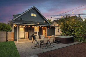 Outdoor dining - CDA Beach Hot Tub+Sauna & Plunge Spa Haven (Coeur d'Alene)