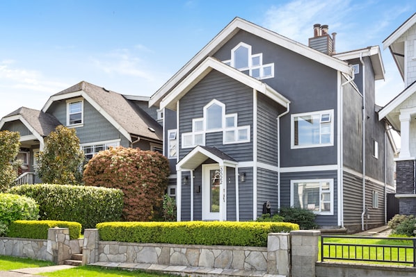 House | 3 bedrooms - Elegant 3BR Family Home Prime Vancouver Location (Vancouver)
