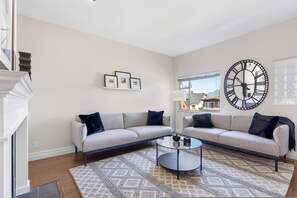 House | 3 bedrooms - Elegant 3BR Family Home Prime Vancouver Location (Vancouver)