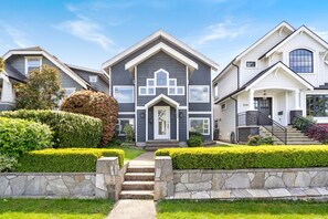 3 bedrooms - Elegant 3BR Family Home Prime Vancouver Location (Vancouver)