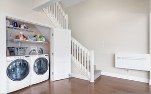 3 bedrooms - Elegant 3BR Family Home Prime Vancouver Location (Vancouver)