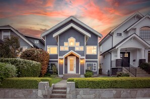 House | 3 bedrooms - Elegant 3BR Family Home Prime Vancouver Location (Vancouver)