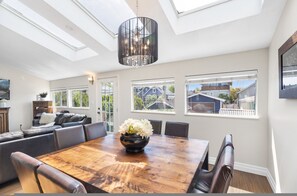 House | 3 bedrooms - Elegant 3BR Family Home Prime Vancouver Location (Vancouver)