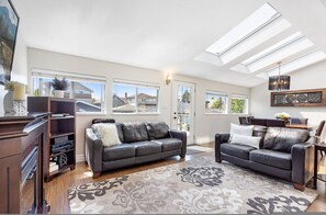 House | 3 bedrooms - Elegant 3BR Family Home Prime Vancouver Location (Vancouver)