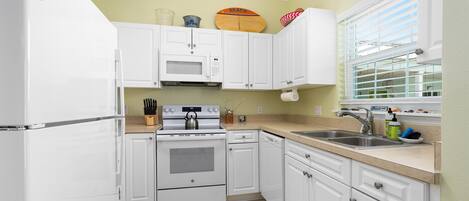 Een koelkast, een magnetron, een oven, een kookplaat