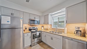 House, 3 Bedrooms | Private kitchen | Fridge, oven, coffee/tea maker, toaster