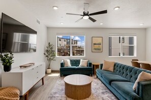 Appartement, 2 slaapkamers | Woonruimte | Smart-tv