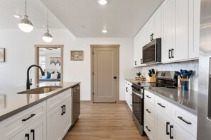 Appartement, 2 slaapkamers | Privékeuken | Een koelkast, een oven, een koffiezetapparaat/waterkoker