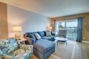 Condo, 2 habitaciones | Área de sala de estar | Smart TV 