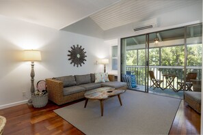 Condo, 1 habitación | Área de sala de estar | Smart TV 