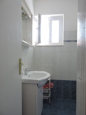 Dusche, Haartrockner, Handtücher, Seife