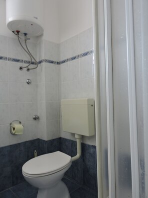 Douche, sèche-cheveux, serviettes fournies, savon