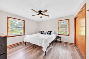 4 bedrooms, iron/ironing board, free WiFi, bed sheets - Spacious 4-bedroom house in charming Hanahan with AC, WiFi (Hanahan)