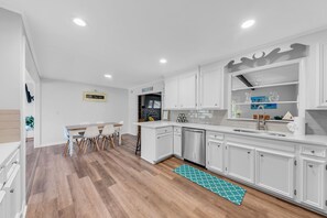 Microwave, oven, stovetop, dishwasher - Spacious 4-bedroom house in charming Hanahan with AC, WiFi (Hanahan)