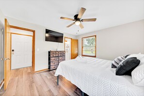 4 bedrooms, iron/ironing board, free WiFi, bed sheets - Spacious 4-bedroom house in charming Hanahan with AC, WiFi (Hanahan)