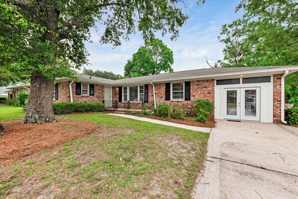 Exterior - Spacious 4-bedroom house in charming Hanahan with AC, WiFi (Hanahan)