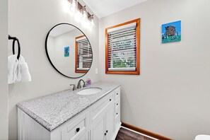 Shower, hair dryer, towels, soap - Spacious 4-bedroom house in charming Hanahan with AC, WiFi (Hanahan)