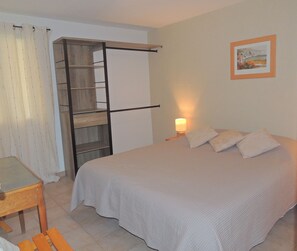 2 bedrooms, iron/ironing board, WiFi